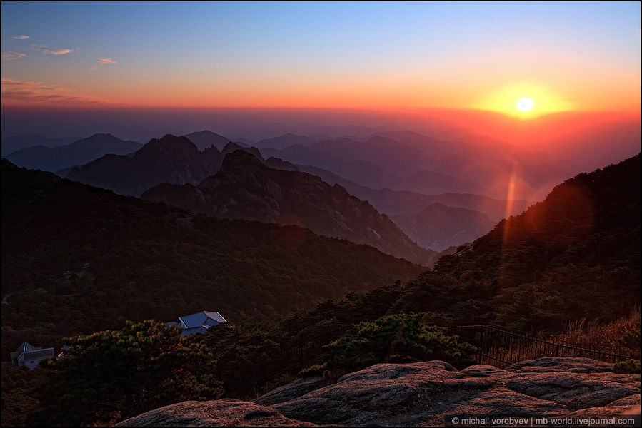 11. Солнце скатывалось за горизонт со стороны каньона Национальный парк Хуаньшань, Китай