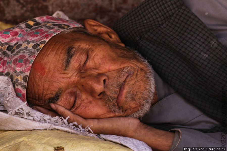 Дед спит на завалинке — прямо на улице под навесиком Непал