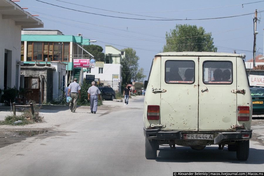 Почему же так много предприятий, занятых в автобизнесе, ведь в стране было меньше тысячи машин — спросит внимательный читатель? Дело в том, что после смены режима автопарк в стране увеличился в тысячи раз! Сейчас машин так много, что их буквально выбрасывают на помойку. Албания Почему же так много предприятий, занятых в автобизнесе, ведь в стране было меньше тысячи машин — спросит внимательный читатель? Дело в том, что после смены режима автопарк в стране увеличился в тысячи раз! Сейчас машин так много, что их буквально выбрасывают на помойку. Албания