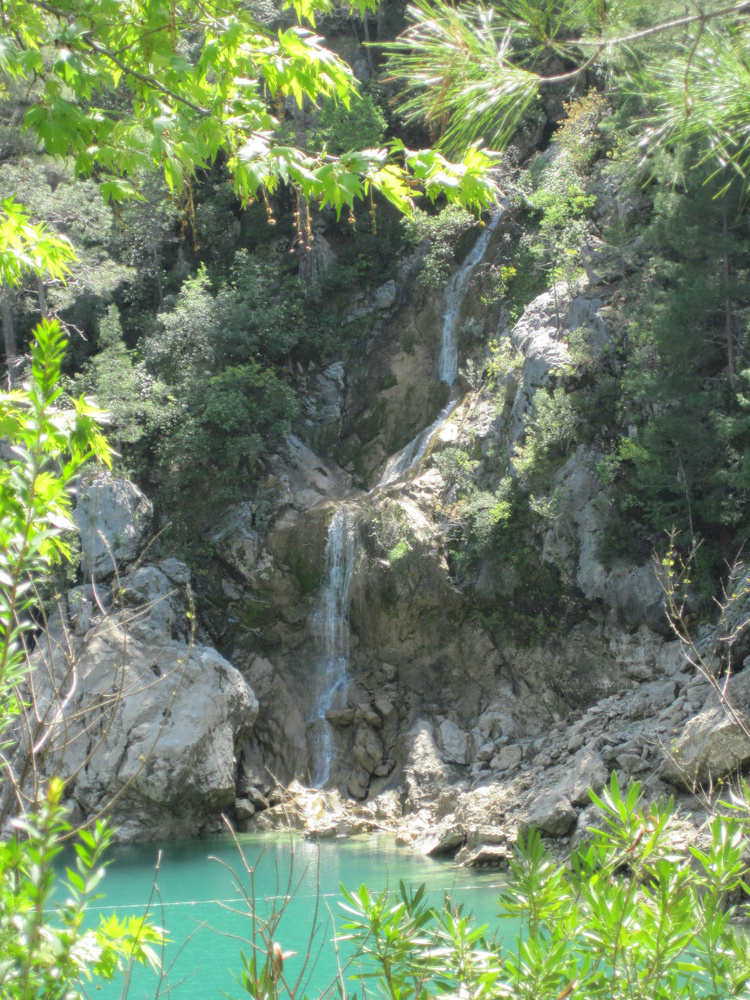 Водопад рядом с пещерой п