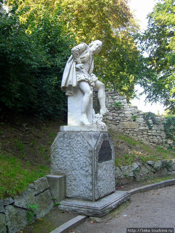 Памятник У. Шекспиру. С этой стороны он улыбается Веймар, Германия