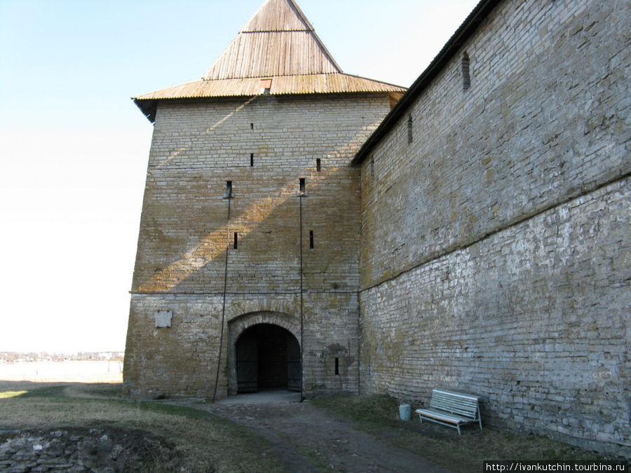Воротная башня, единственная квадратная, как и в большинстве крепостей Северо-Запада Республика Карелия, Россия