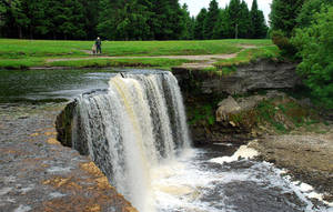 Высота водопада около 8 метров, а ширина около 50м. Он считается одним из крупнейших водопадов в Эстонии.
