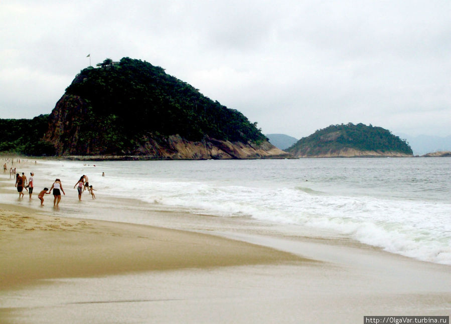 Пляж растянулся километра на три, так что есть где полежать Рио-де-Жанейро, Бразилия