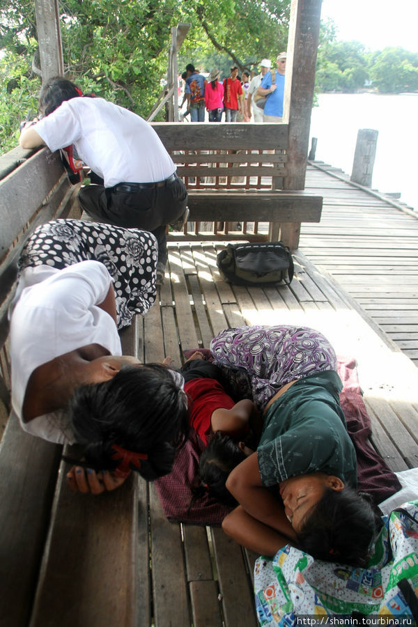 А можно и поспать в беседке на мосту Амарапура, Мьянма