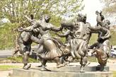 Веселый хоровод убравших урожай крестьян — еще одна скульптура на нашем пути к реке. Такие танцы отплясывают по осени, на празднике Тбилисоба.