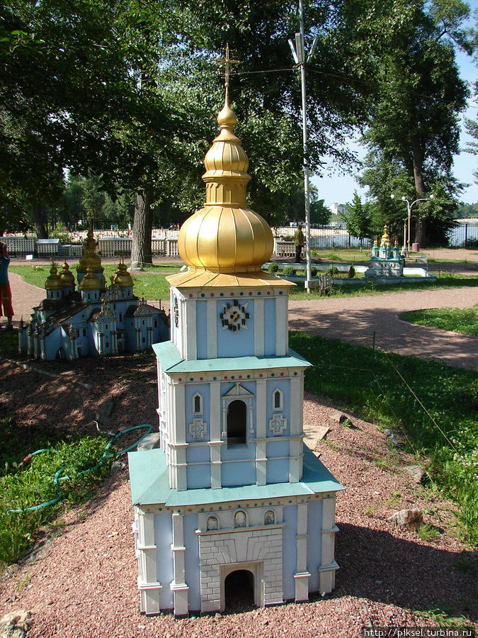 Михайловский златоверхий собор. Колокольня с надвратной церковью