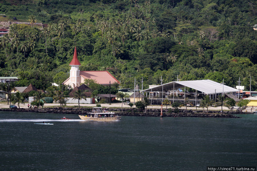 Причал, церковь, перекрёсток. Всё Остров Бора-Бора, Французская Полинезия