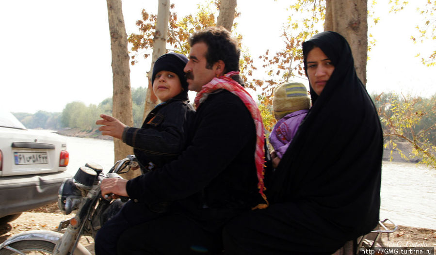 Если в семье нет машины, то выезжают на мопеде или мотоцикле. У нас бы за такую поездку лишили бы прав на всю жизнь. ) Исфахан, Иран