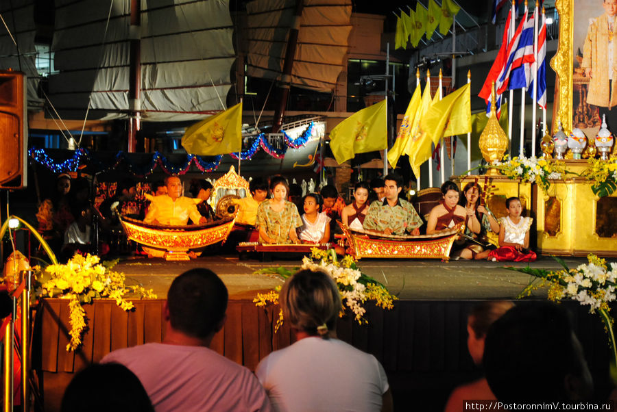 Выступление в честь дня рождения короля Тяйланда Пхукет, Таиланд