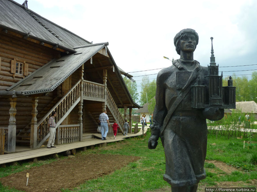 Памятник Ломоносову на фоне жилища из Архангельской области Боровск, Россия