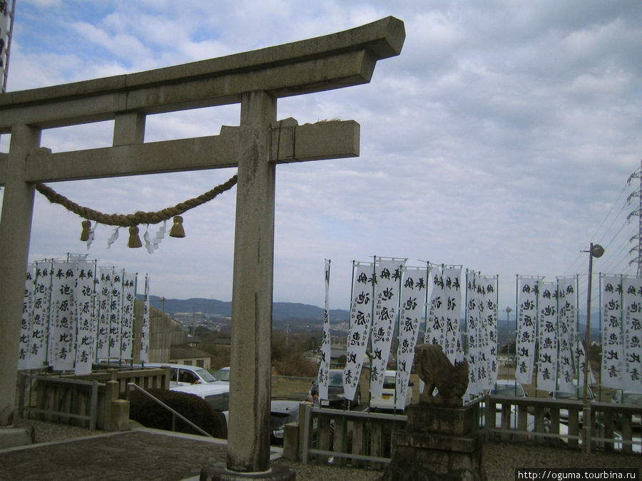 Вид со стороны торий. Видно, что храм слегка возвышается над местностью Япония