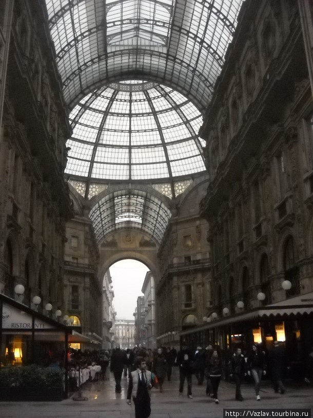 Под крышей Милан, Италия