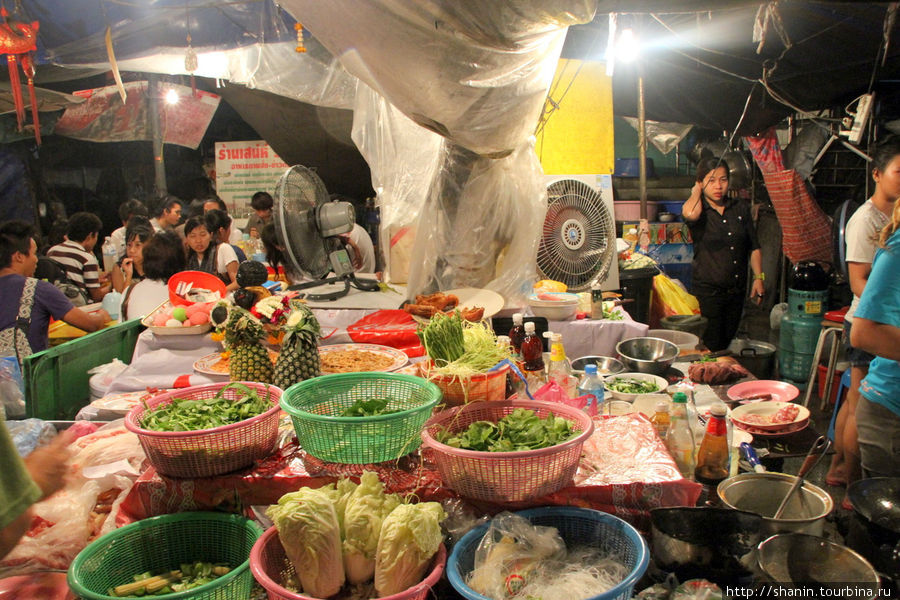 Вечером на рынке всегда можно поесть горячей пищи Бангкок, Таиланд