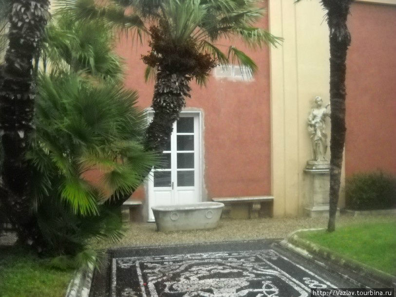 Внутренний двор комплекса Генуя, Италия