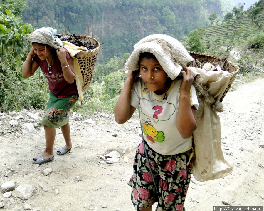По виду девушек не скажешь, что переноска тяжести дается им с неимоверным трудом Наяпул, Непал