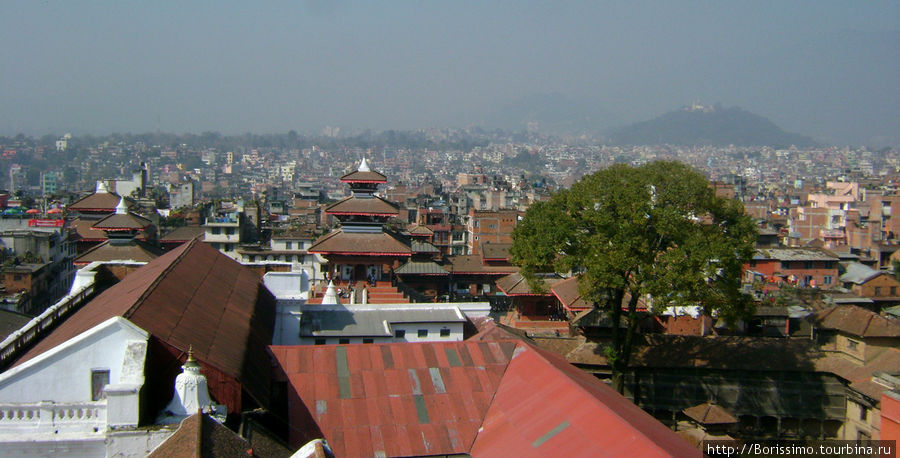 А это панорама крыш непальской столицы. Справа вдали виден холм Сваямба, на котором находится Храм Обезьян. Непал