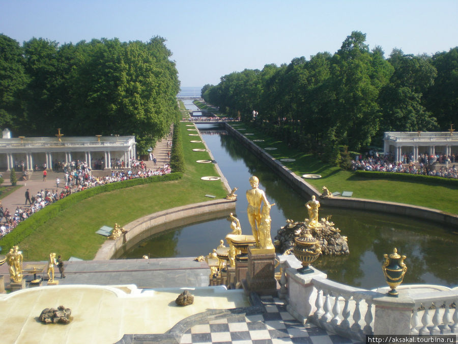 Вид от Большого дворца на канал, по которому при Петре приплывали гости прямо к порогу. Эффектно! Санкт-Петербург, Россия