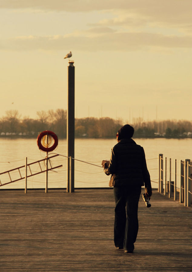 Я завидовал этой женщине. Она пришла одна на пристань, чтобы встретить новый день. Ей никуда не надо было спешить. Она просто сидела и наслаждалась жизнью. Она еще на первой фотографии в альбоме Я завидовал этой женщине. Она пришла одна на пристань, чтобы встретить новый день. Ей никуда не надо было спешить. Она просто сидела и наслаждалась жизнью. Она еще на первой фотографии в альбоме