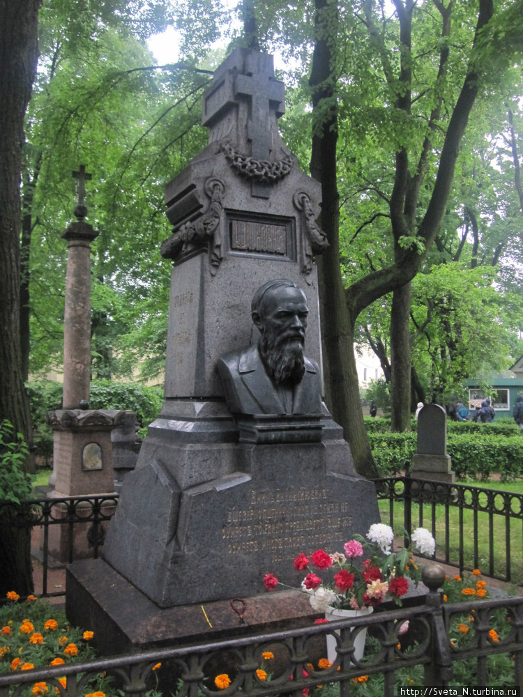 Могила Достоевского в Нек