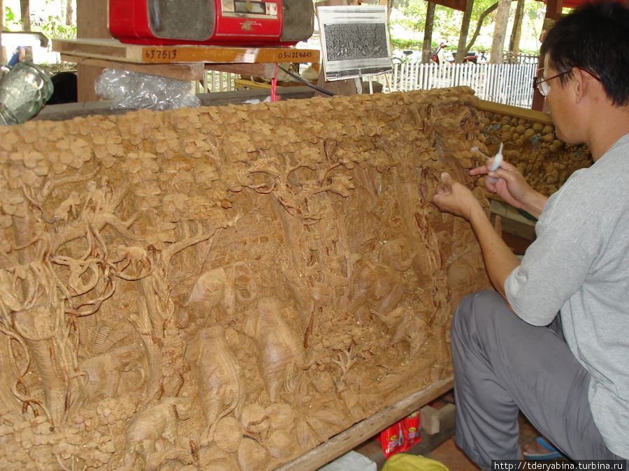 А это тайские мастера изготовляют картины из дерева тик. Таиланд