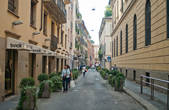 Милан считается центром итальянской моды, поэтому тут есть несколько улиц, заполненных бутиками.