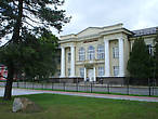 Напротив площадки расположен городской культурный центр и музей Зарасайского края.