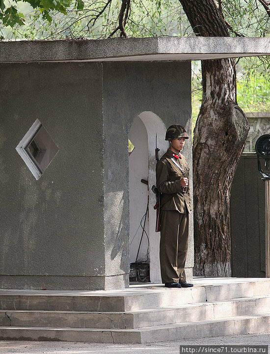 4.  ДМЗ — единственное место, где можно фотографировать солдат Кэсон, КНДР