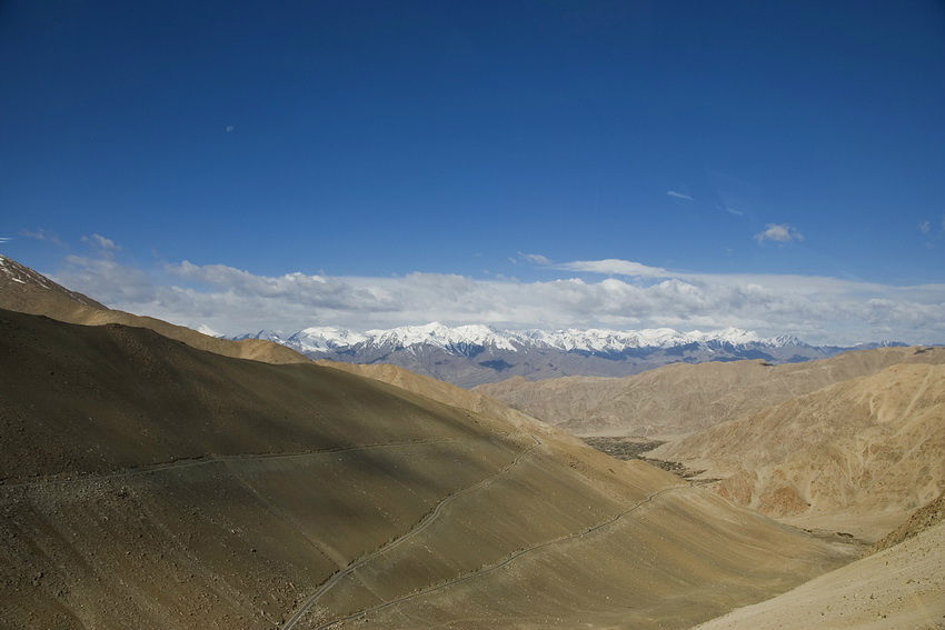 Дорога на Цо Пангонг.
Она опутывает эти горы небрежно наброшенной верёвкой. Штат Джамму-и-Кашмир, Индия