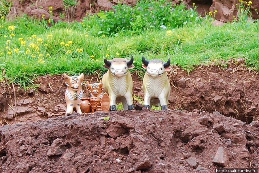 Торитос де Пукара — бычки, приносящие достаток. Их часто можно видеть на крышах Пуно, Перу Торитос де Пукара — бычки, приносящие достаток. Их часто можно видеть на крышах Пуно, Перу