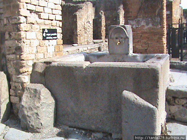 Один из городских фонтанов. Помпеи, Италия