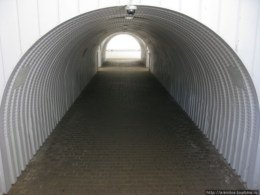 Подземный переход под путями. Оборудован видеокамерой. За нами следят! Ломбардия, Италия