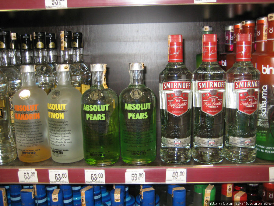 На спиртное, конечно, цены выше, чем в России. Но это только на крепкие напитки. 
Но никаких ограничений по продаже спиртного нет. Дидим, Турция