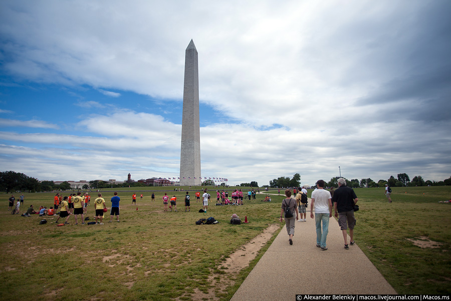 На одной линии с Белым Домом находится мемориал Джорджа Вашингтона, к нему ведёт дорожка через поле с травой. На траве можно лежать, сидеть, бегать и играть в спортивные игры. Вашингтон, CША