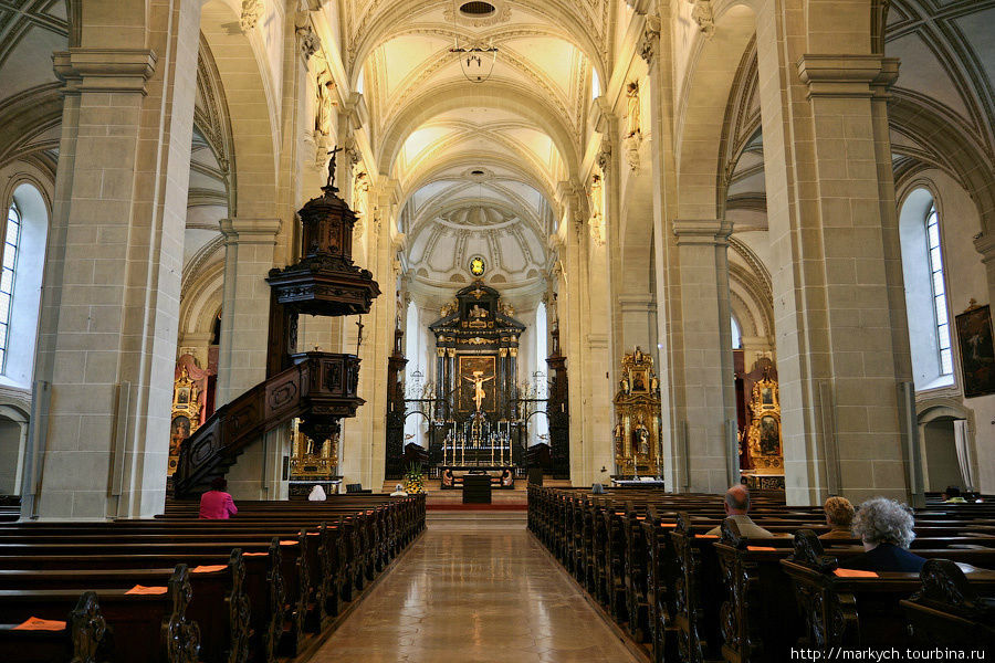 Церковь Хофкирхе — главная приходская церковь Люцерна.  В VIII веке здесь был основан бенедиктинский монастырь. Люцерн, Швейцария