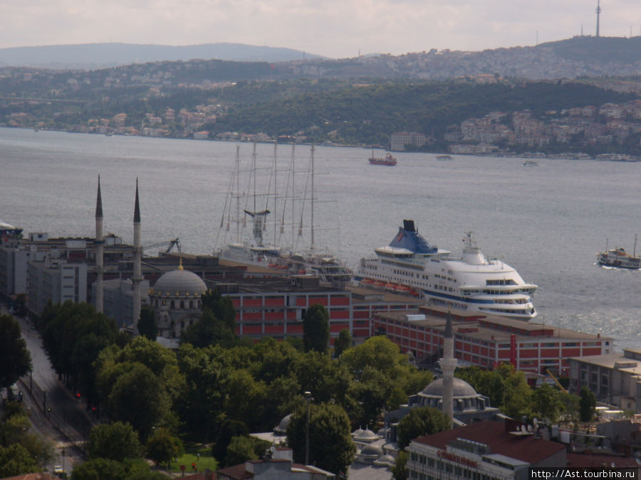 В порту Каракёй на причале стоят туристические круизные лайнеры. Босфор за ними. Стамбул, Турция