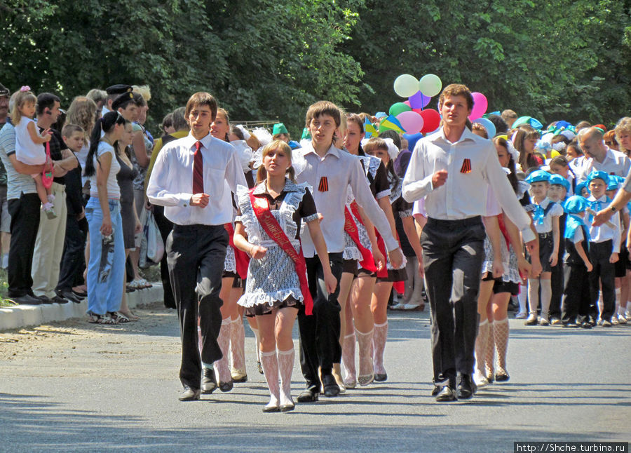 А вот девочки 11-б одели выпускные ленты Рогань, Украина