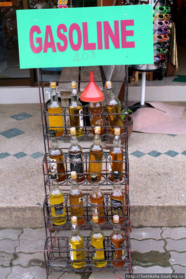 Бензин продают прямо в бутылках Остров Чанг, Таиланд