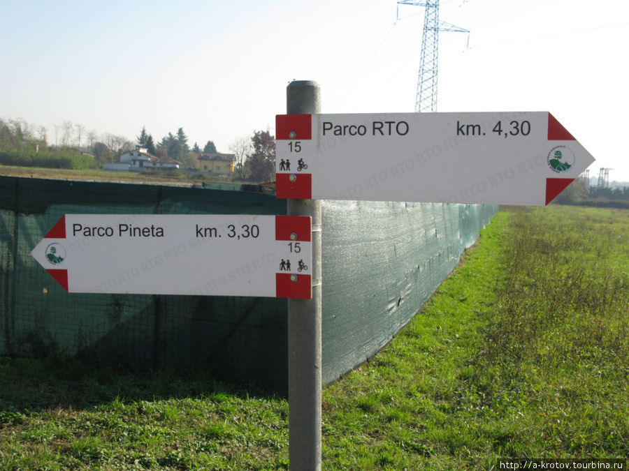 лесные и полевые дороги имеют указатели для пешеходов и бегунов Ломбардия, Италия