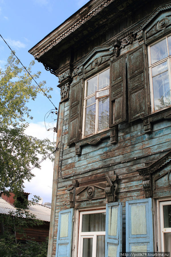 Улица Бабушкина вся состоит их таких домов. Иркутск, Россия