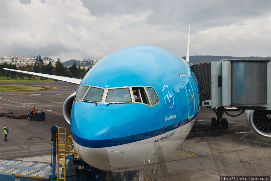 The Flying Dutchman;
что любопытно, на спутниковом снимке от Google, в аэропорту виден борт именно KLM. Эквадор
