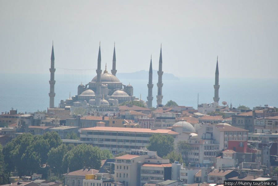 Sultanahmet (Blue Mosgue), а за ней Мраморное море и Принцевы острова Стамбул, Турция