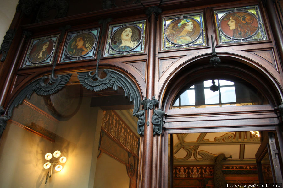 Часть фасада магазина Часть фасада магазина