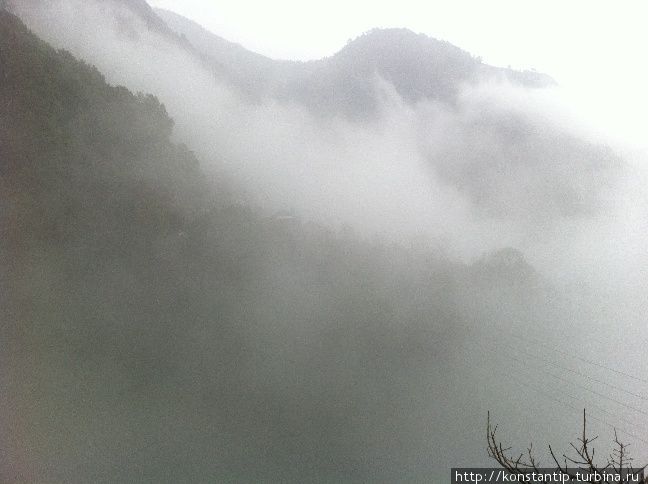 Дождь и туман ползущий по горам Штат Химачал-Прадеш, Индия