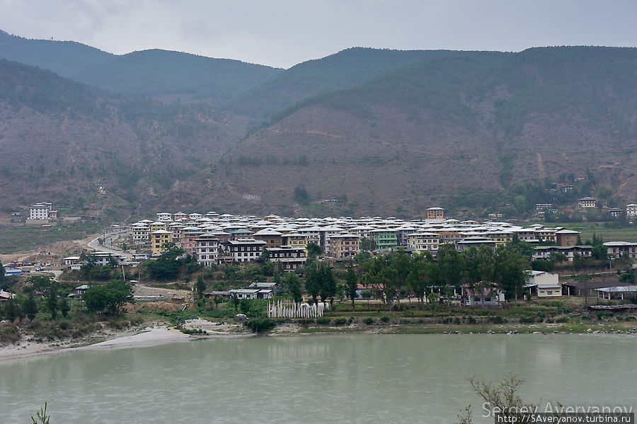 Река в Пунахе и новый город на противоположном берегу Бутан