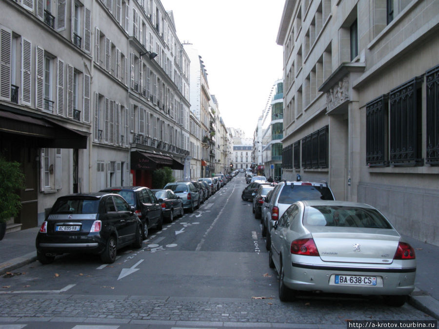 улочки, заставленные машинами Париж, Франция