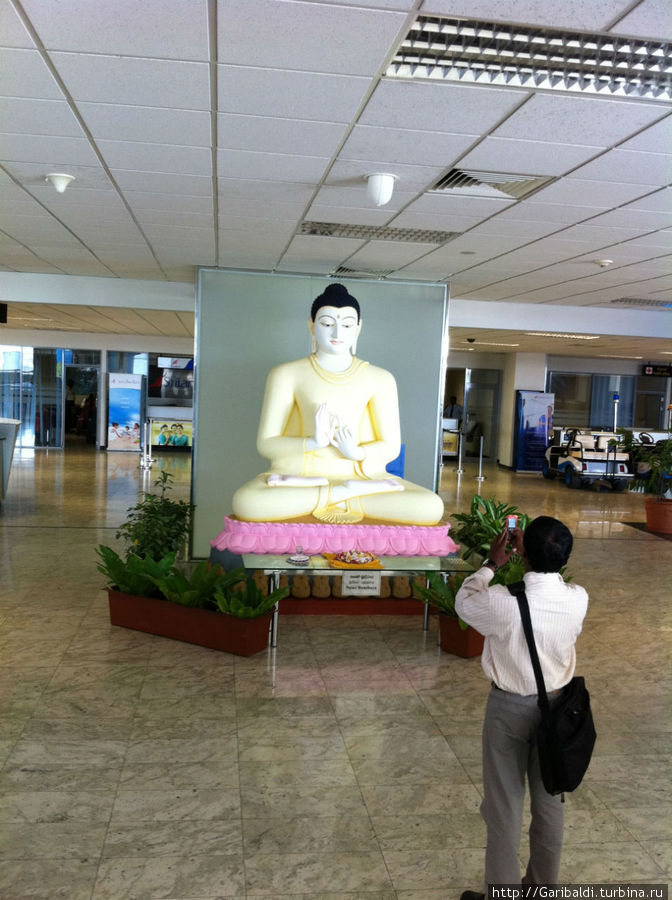 В аэропорту Коломбо вас встречает Будда. Доха, Катар