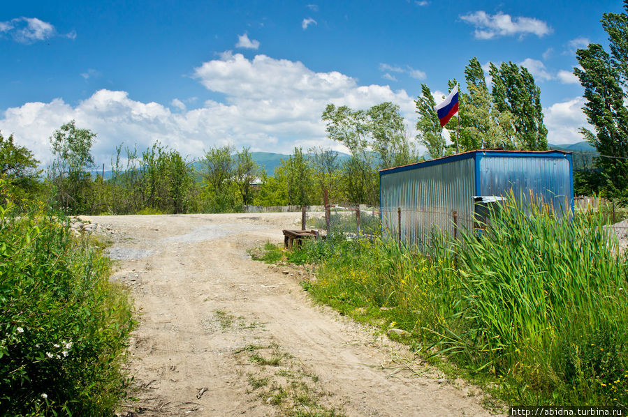 Рядом — база, развевается российский флаг Ксуис, Южная Осетия