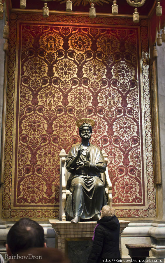 Статуя Св. Петра. Ноги уже не раз меняли. Сейчас поставили титановые. Ватикан (столица), Ватикан