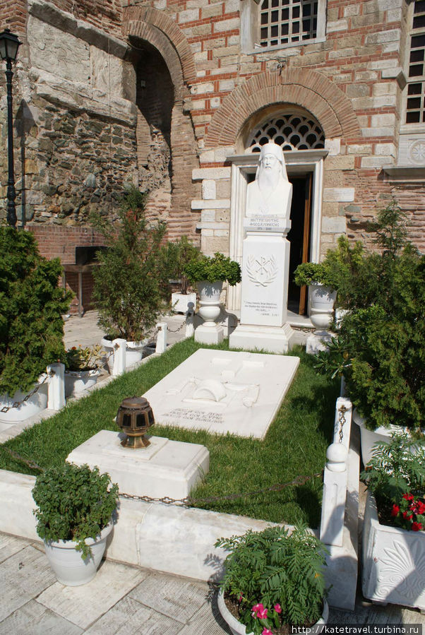 Склеп, в котором захоронен митрополит Фессалоникийский Пантелеимон II (Хрисофакис) Салоники, Греция